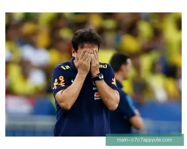 温情时刻库尔图瓦独自谢场球迷 温情时刻库尔图瓦独自谢场球迷